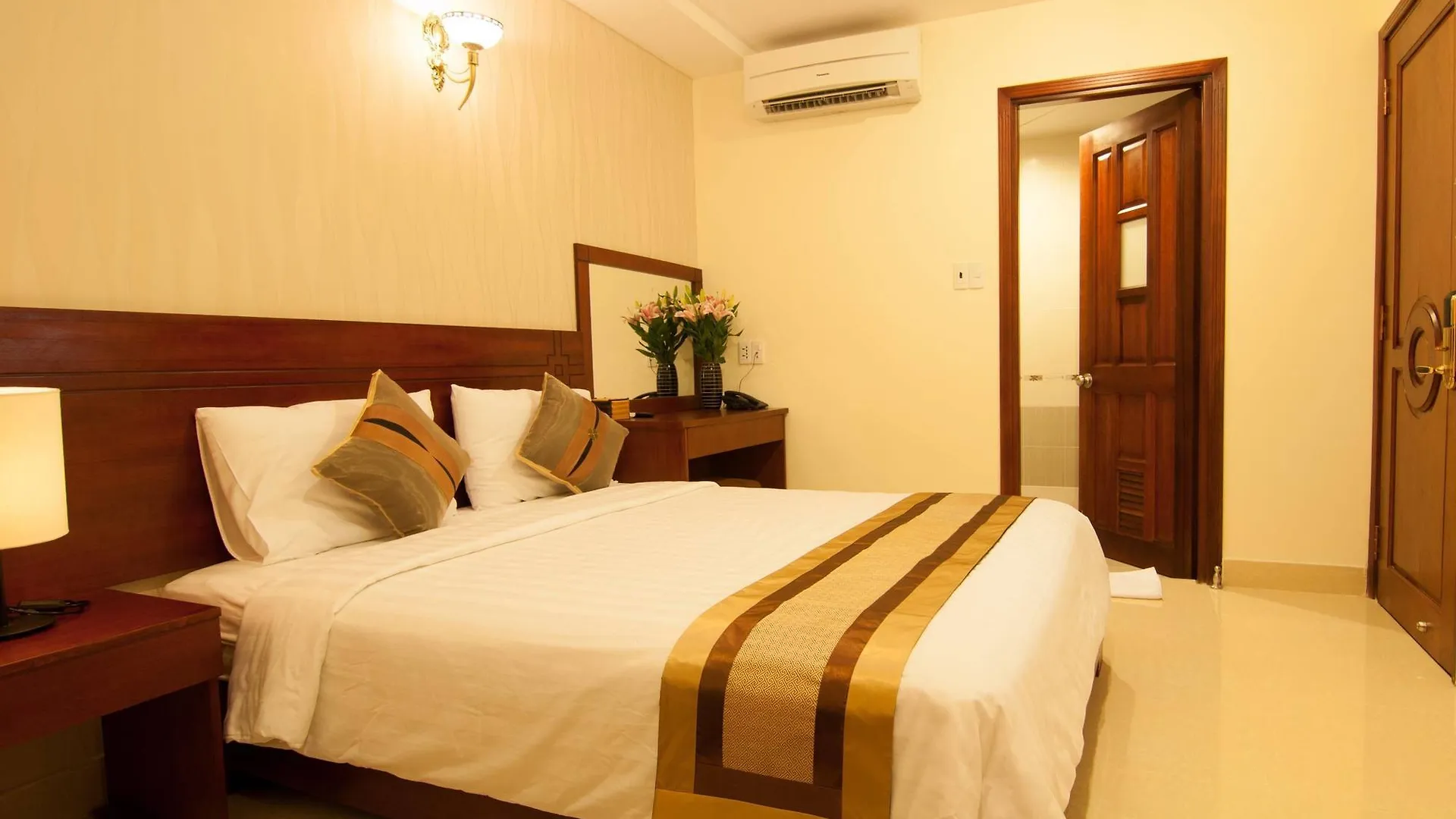 Valentine Hotel Saigon - Bui Vien Street Хошимин