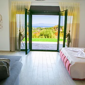 ethereal-hilltop-suites.hotelschalkidiki.net/